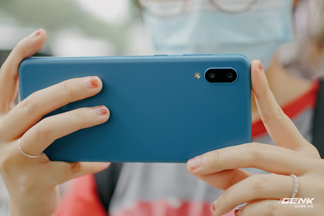 Trên tay Galaxy A02: Smartphone giá rất rẻ, pin rất trâu của Samsung - Ảnh 14. Trên tay Galaxy A02: Smartphone giá rất rẻ, pin rất trâu của Samsung - Ảnh 14.