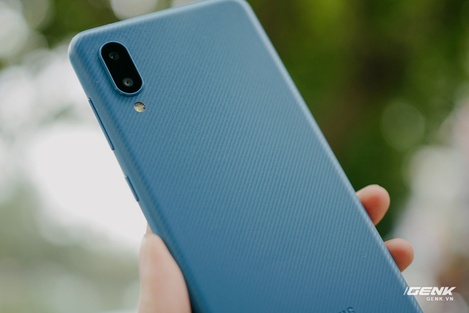 Trên tay Galaxy A02: Smartphone giá rất rẻ, pin rất trâu của Samsung - Ảnh 4. Trên tay Galaxy A02: Smartphone giá rất rẻ, pin rất trâu của Samsung - Ảnh 4.