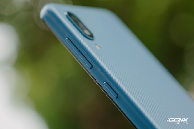 Trên tay Galaxy A02: Smartphone giá rất rẻ, pin rất trâu của Samsung - Ảnh 10. Trên tay Galaxy A02: Smartphone giá rất rẻ, pin rất trâu của Samsung - Ảnh 10.