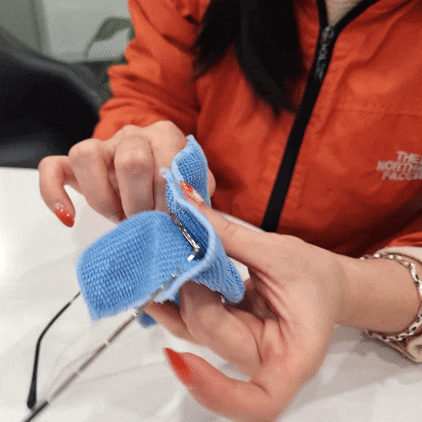 Chiếc khăn chống sương mờ giá 9k này có phải “cứu tinh” cho hội vừa cận còn phải đeo khẩu trang?
