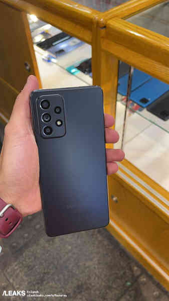 Galaxy A52 lộ ảnh thực tế: Mặt lưng nhám, camera lồi, phụ kiện đầy đủ - Ảnh 4. Galaxy A52 lộ ảnh thực tế: Mặt lưng nhám, camera lồi, phụ kiện đầy đủ - Ảnh 4.