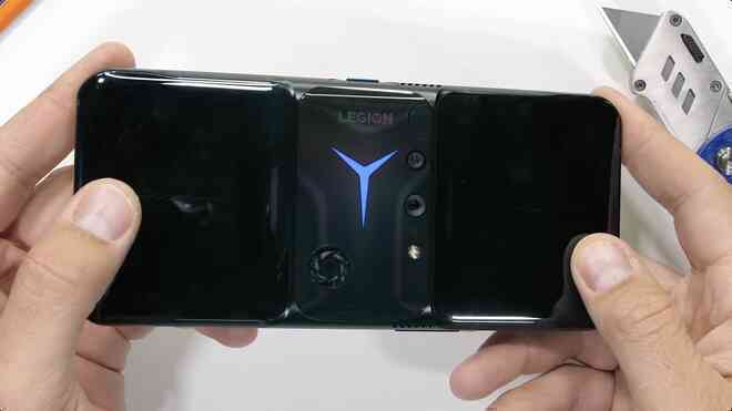 Test độ bền Lenovo Legion Phone Duel 2 và cái kết: Trông thì hầm hố đấy nhưng bẻ nhẹ là gãy!