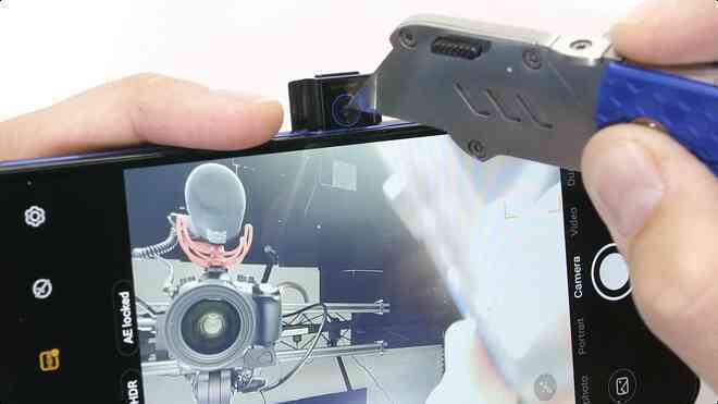 Test độ bền Lenovo Legion Phone Duel 2 và cái kết: Trông thì hầm hố đấy nhưng bẻ nhẹ là gãy! - Ảnh 12. Test độ bền Lenovo Legion Phone Duel 2 và cái kết: Trông thì hầm hố đấy nhưng bẻ nhẹ là gãy! - Ảnh 12.