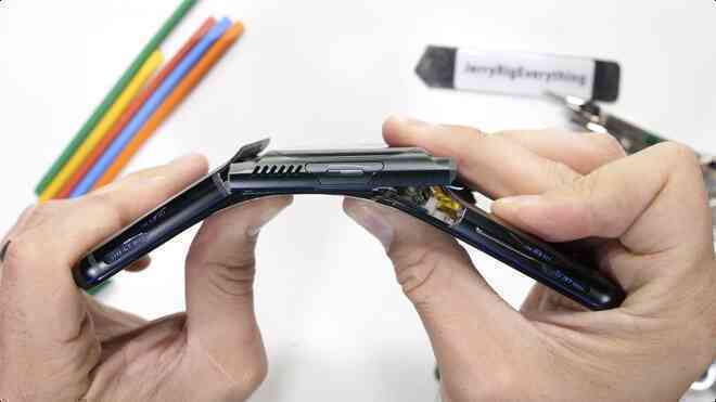 Test độ bền Lenovo Legion Phone Duel 2 và cái kết: Trông thì hầm hố đấy nhưng bẻ nhẹ là gãy! - Ảnh 16. Test độ bền Lenovo Legion Phone Duel 2 và cái kết: Trông thì hầm hố đấy nhưng bẻ nhẹ là gãy! - Ảnh 16.
