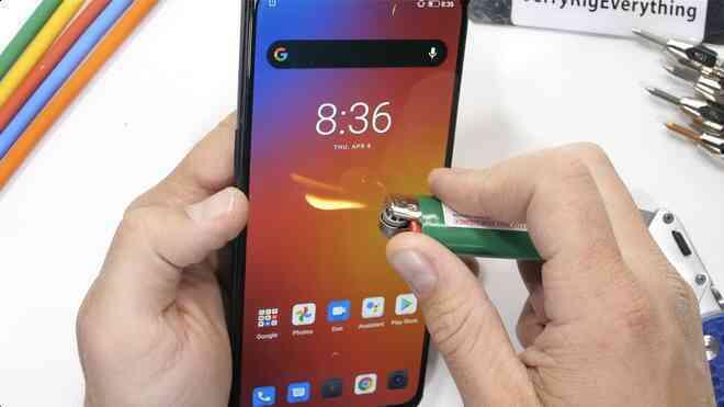 Test độ bền Lenovo Legion Phone Duel 2 và cái kết: Trông thì hầm hố đấy nhưng bẻ nhẹ là gãy! - Ảnh 4. Test độ bền Lenovo Legion Phone Duel 2 và cái kết: Trông thì hầm hố đấy nhưng bẻ nhẹ là gãy! - Ảnh 4.