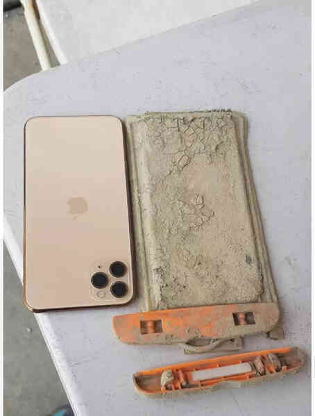 iPhone 11 Pro Max hoạt động bình thường sau 1 năm lặn dưới đáy hồ ngập bùn - Ảnh 3. iPhone 11 Pro Max hoạt động bình thường sau 1 năm lặn dưới đáy hồ ngập bùn - Ảnh 3.