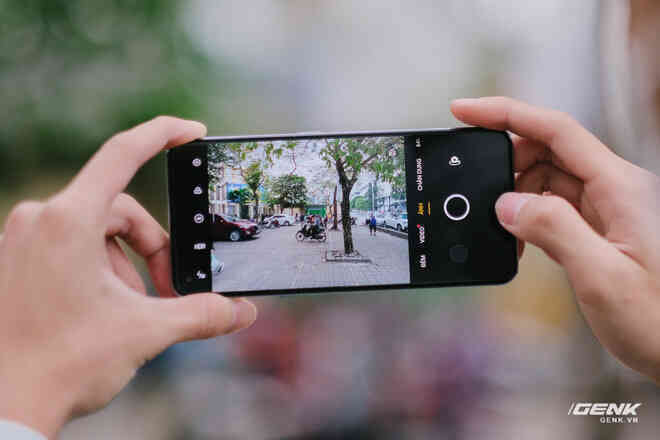 Trên tay Realme GT Neo: Màn hình AMOLED 120Hz, chip Dimensity 1200, sạc nhanh 50W, giá chưa đến 7 triệu đồng - Ảnh 7. Trên tay Realme GT Neo: Màn hình AMOLED 120Hz, chip Dimensity 1200, sạc nhanh 50W, giá chưa đến 7 triệu đồng - Ảnh 7.