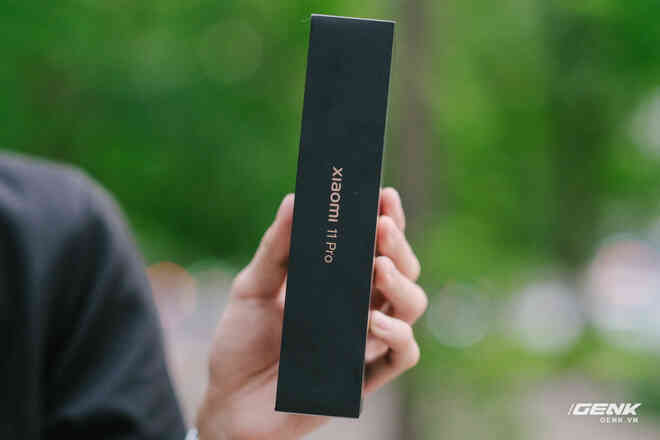 Trên tay Xiaomi Mi 11 Pro và Mi 11 Ultra: Nâng cấp chính về camera và sạc nhanh, bản Ultra có 2 màn hình cực chất, giá từ 20 triệu đồng - Ảnh 2. Trên tay Xiaomi Mi 11 Pro và Mi 11 Ultra: Nâng cấp chính về camera và sạc nhanh, bản Ultra có 2 màn hình cực chất, giá từ 20 triệu đồng - Ảnh 2.