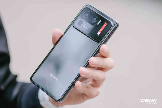 Trên tay Xiaomi Mi 11 Pro và Mi 11 Ultra: Nâng cấp chính về camera và sạc nhanh, bản Ultra có 2 màn hình cực chất, giá từ 20 triệu đồng - Ảnh 6. Trên tay Xiaomi Mi 11 Pro và Mi 11 Ultra: Nâng cấp chính về camera và sạc nhanh, bản Ultra có 2 màn hình cực chất, giá từ 20 triệu đồng - Ảnh 6.