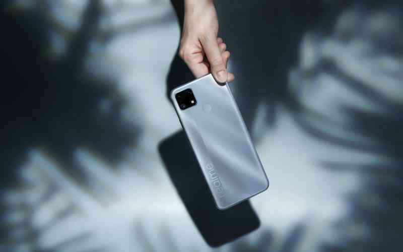 realme C25 ra mắt: chip MediaTek Helio G70, bộ 3 camera AI 48MP, sạc nhanh 18W, pin 6.000mAh, giá 4tr690