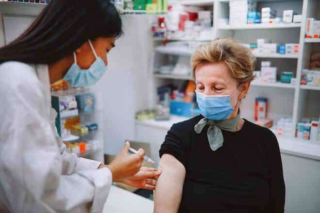 CDC: 99,992% người được tiêm vắc-xin đầy đủ đã tránh được COVID-19 - Ảnh 2. CDC: 99,992% người được tiêm vắc-xin đầy đủ đã tránh được COVID-19 - Ảnh 2.