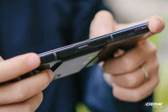 Trên tay máy chơi game Lenovo Legion Phone Duel 2 tại VN: Thiết kế độc lạ, camera selfie thò thụt, có 2 quạt tản nhiệt, 2 cổng sạc, giá chỉ từ 13.8 triệu đồng - Ảnh 11. Trên tay máy chơi game Lenovo Legion Phone Duel 2 tại VN: Thiết kế độc lạ, camera selfie thò thụt, có 2 quạt tản nhiệt, 2 cổng sạc, giá chỉ từ 13.8 triệu đồng - Ảnh 11.