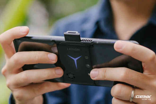 Trên tay máy chơi game Lenovo Legion Phone Duel 2 tại VN: Thiết kế độc lạ, camera selfie thò thụt, có 2 quạt tản nhiệt, 2 cổng sạc, giá chỉ từ 13.8 triệu đồng - Ảnh 15. Trên tay máy chơi game Lenovo Legion Phone Duel 2 tại VN: Thiết kế độc lạ, camera selfie thò thụt, có 2 quạt tản nhiệt, 2 cổng sạc, giá chỉ từ 13.8 triệu đồng - Ảnh 15.