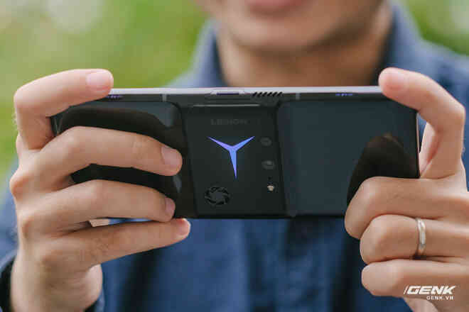 Trên tay máy chơi game Lenovo Legion Phone Duel 2 tại VN: Thiết kế độc lạ, camera selfie thò thụt, có 2 quạt tản nhiệt, 2 cổng sạc, giá chỉ từ 13.8 triệu đồng - Ảnh 31. Trên tay máy chơi game Lenovo Legion Phone Duel 2 tại VN: Thiết kế độc lạ, camera selfie thò thụt, có 2 quạt tản nhiệt, 2 cổng sạc, giá chỉ từ 13.8 triệu đồng - Ảnh 31.