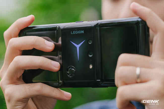 Trên tay máy chơi game Lenovo Legion Phone Duel 2 tại VN: Thiết kế độc lạ, camera selfie thò thụt, có 2 quạt tản nhiệt, 2 cổng sạc, giá chỉ từ 13.8 triệu đồng - Ảnh 8. Trên tay máy chơi game Lenovo Legion Phone Duel 2 tại VN: Thiết kế độc lạ, camera selfie thò thụt, có 2 quạt tản nhiệt, 2 cổng sạc, giá chỉ từ 13.8 triệu đồng - Ảnh 8.