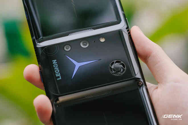 Trên tay máy chơi game Lenovo Legion Phone Duel 2 tại VN: Thiết kế độc lạ, camera selfie thò thụt, có 2 quạt tản nhiệt, 2 cổng sạc, giá chỉ từ 13.8 triệu đồng - Ảnh 10. Trên tay máy chơi game Lenovo Legion Phone Duel 2 tại VN: Thiết kế độc lạ, camera selfie thò thụt, có 2 quạt tản nhiệt, 2 cổng sạc, giá chỉ từ 13.8 triệu đồng - Ảnh 10.