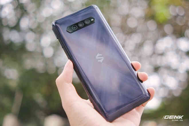 Trên tay Black Shark 4 tại VN: Giá dưới 10 triệu nhưng cấu hình khoẻ, nhiều tính năng chơi game độc quyền, có sạc siêu nhanh 120W - Ảnh 3. Trên tay Black Shark 4 tại VN: Giá dưới 10 triệu nhưng cấu hình khoẻ, nhiều tính năng chơi game độc quyền, có sạc siêu nhanh 120W - Ảnh 3.