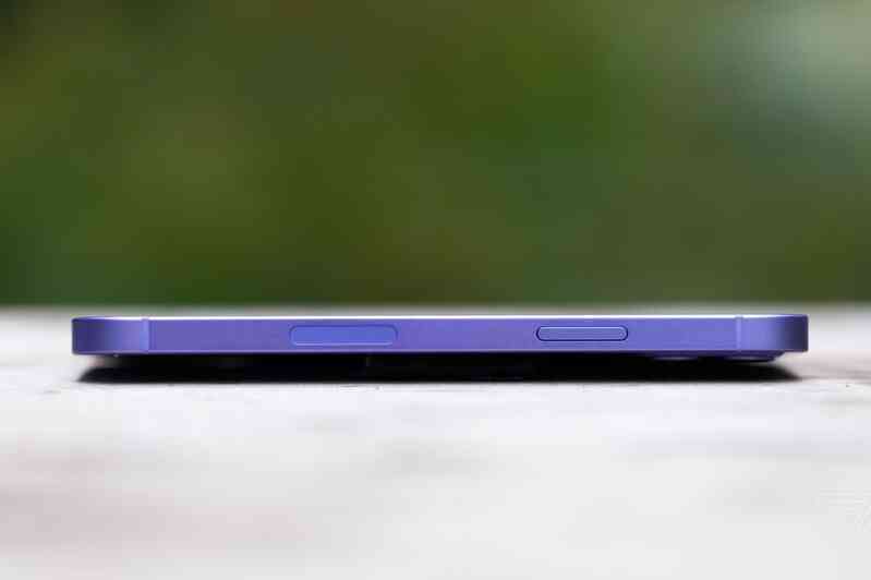 Cận cảnh chiếc iPhone 12 màu tím mà Apple vừa ra mắt - 4 Cận cảnh chiếc iPhone 12 màu tím mà Apple vừa ra mắt - 4
