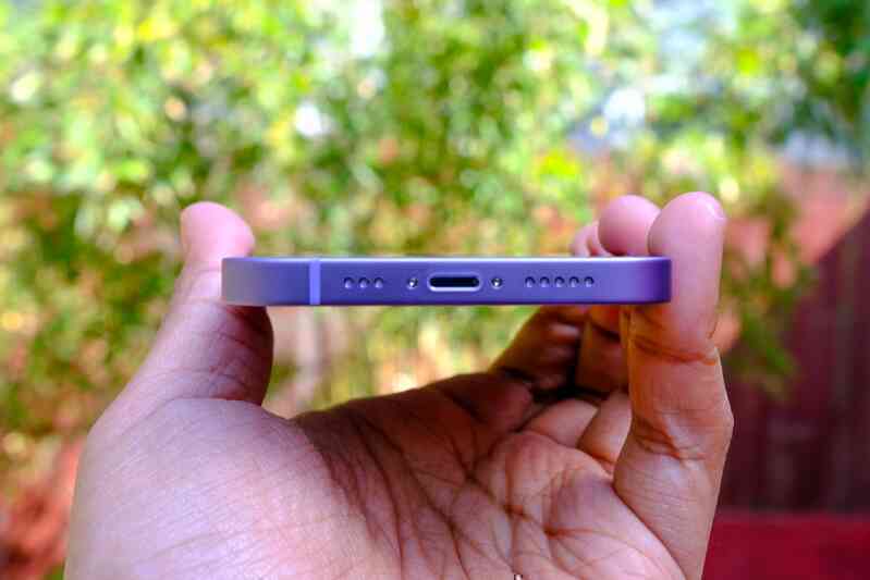 Cận cảnh chiếc iPhone 12 màu tím mà Apple vừa ra mắt - 7 Cận cảnh chiếc iPhone 12 màu tím mà Apple vừa ra mắt - 7