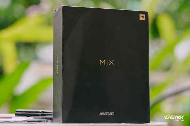 Trên tay Xiaomi Mi MIX Fold tại VN: Smartphone màn hình gập đầu tiên của Xiaomi có gì hấp dẫn?
