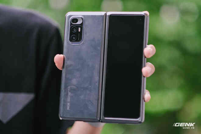Trên tay Xiaomi Mi MIX Fold tại VN: Smartphone màn hình gập đầu tiên của Xiaomi có gì hấp dẫn? - Ảnh 3. Trên tay Xiaomi Mi MIX Fold tại VN: Smartphone màn hình gập đầu tiên của Xiaomi có gì hấp dẫn? - Ảnh 3.