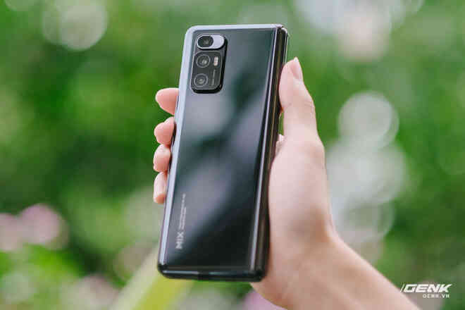 Trên tay Xiaomi Mi MIX Fold tại VN: Smartphone màn hình gập đầu tiên của Xiaomi có gì hấp dẫn? - Ảnh 4. Trên tay Xiaomi Mi MIX Fold tại VN: Smartphone màn hình gập đầu tiên của Xiaomi có gì hấp dẫn? - Ảnh 4.
