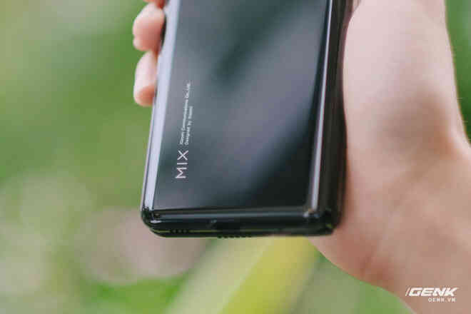 Trên tay Xiaomi Mi MIX Fold tại VN: Smartphone màn hình gập đầu tiên của Xiaomi có gì hấp dẫn? - Ảnh 7. Trên tay Xiaomi Mi MIX Fold tại VN: Smartphone màn hình gập đầu tiên của Xiaomi có gì hấp dẫn? - Ảnh 7.