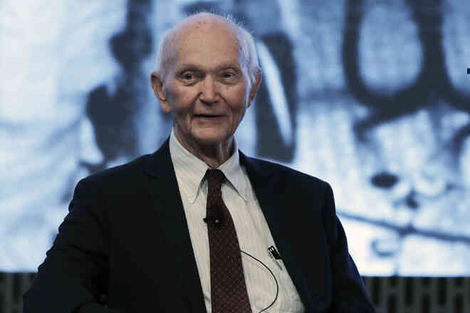 Phi hành gia huyền thoại Michael Collins, một trong ba người bay lên Mặt Trăng trên Apollo 11, qua đời ở tuổi 90