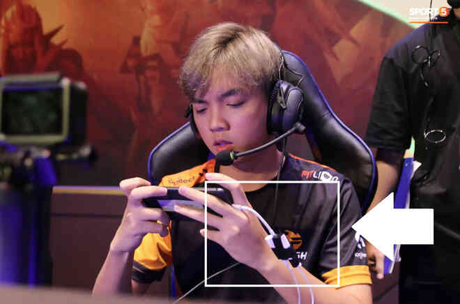 Chơi game bằng Wifi trên smartphone hay bị giật lag? Thử ngay nối dây mạng như các tuyển thủ chuyên nghiệp