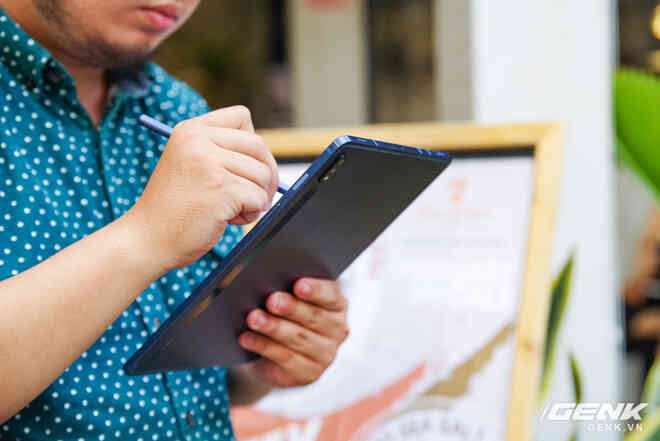 Trên tay Galaxy Tab S7 phiên bản Xanh Navy: thiết kế sang trọng, màu đẹp, cấu hình khủng, giá bán không đổi - Ảnh 6. Trên tay Galaxy Tab S7 phiên bản Xanh Navy: thiết kế sang trọng, màu đẹp, cấu hình khủng, giá bán không đổi - Ảnh 6.