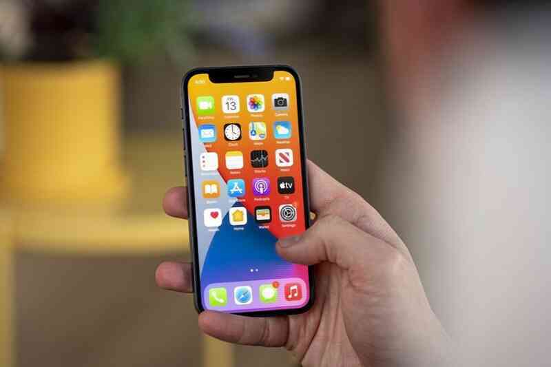 Đại lý đua nhau xả hàng, giá bán iPhone 12 Mini 