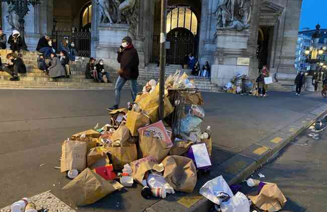 Những hình ảnh gây sốc cho thấy thành phố Paris hoa lệ ngập trong rác khiến cộng đồng mạng thất vọng tràn trề, chuyện gì đang xảy ra? - Ảnh 13. Những hình ảnh gây sốc cho thấy thành phố Paris hoa lệ ngập trong rác khiến cộng đồng mạng thất vọng tràn trề, chuyện gì đang xảy ra? - Ảnh 13.