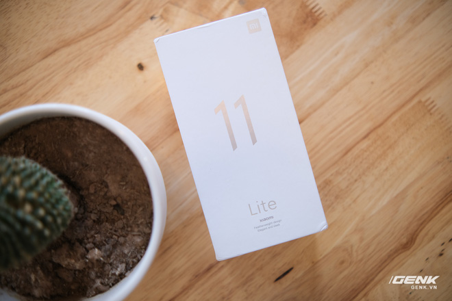 Trên tay Xiaomi Mi 11 Lite: Thiết kế cực mỏng nhẹ, có màn hình AMOLED 90Hz, Snapdragon 732G/780G, giá chỉ từ 6.9 triệu đồng