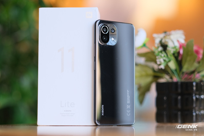 Trên tay Xiaomi Mi 11 Lite: Thiết kế cực mỏng nhẹ, có màn hình AMOLED 90Hz, Snapdragon 732G/780G, giá chỉ từ 6.9 triệu đồng - Ảnh 3. Trên tay Xiaomi Mi 11 Lite: Thiết kế cực mỏng nhẹ, có màn hình AMOLED 90Hz, Snapdragon 732G/780G, giá chỉ từ 6.9 triệu đồng - Ảnh 3.