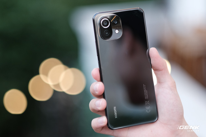 Trên tay Xiaomi Mi 11 Lite: Thiết kế cực mỏng nhẹ, có màn hình AMOLED 90Hz, Snapdragon 732G/780G, giá chỉ từ 6.9 triệu đồng - Ảnh 4. Trên tay Xiaomi Mi 11 Lite: Thiết kế cực mỏng nhẹ, có màn hình AMOLED 90Hz, Snapdragon 732G/780G, giá chỉ từ 6.9 triệu đồng - Ảnh 4.