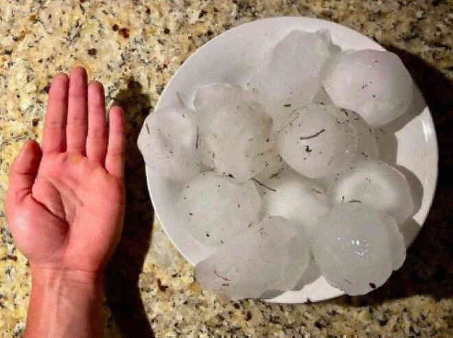 Hoảng hồn với chùm ảnh về trận mưa đá kinh hoàng tại Mỹ, nhà cửa, ô tô thủng lỗ chỗ vì thành bia tập bắn của thiên nhiên - Ảnh 6. Hoảng hồn với chùm ảnh về trận mưa đá kinh hoàng tại Mỹ, nhà cửa, ô tô thủng lỗ chỗ vì thành bia tập bắn của thiên nhiên - Ảnh 6.