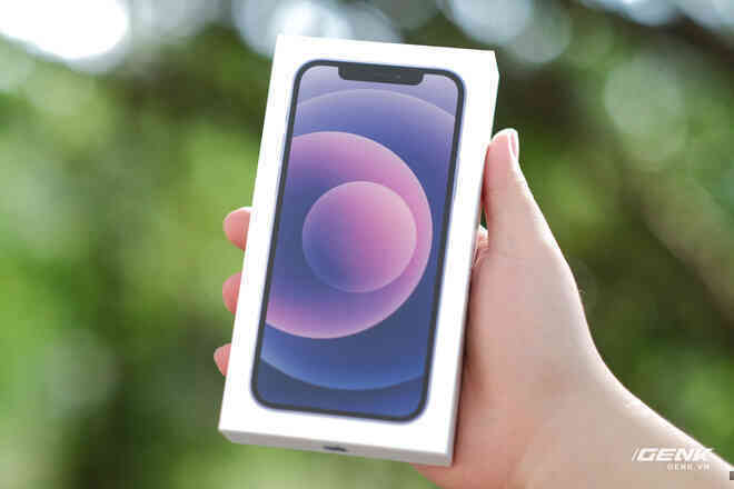 Trên tay iPhone 12 màu "tím mộng mơ" mới, giá chính hãng 22 triệu đồng, lên kệ trong tháng 6