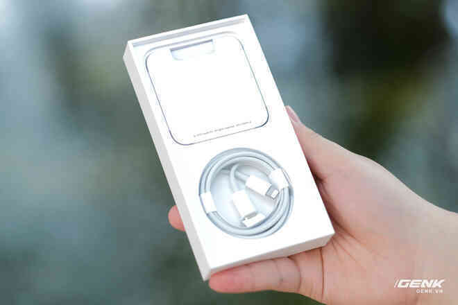 Trên tay iPhone 12 màu tím mộng mơ mới, giá chính hãng 22 triệu đồng, lên kệ trong tháng 6 - Ảnh 2. Trên tay iPhone 12 màu tím mộng mơ mới, giá chính hãng 22 triệu đồng, lên kệ trong tháng 6 - Ảnh 2.