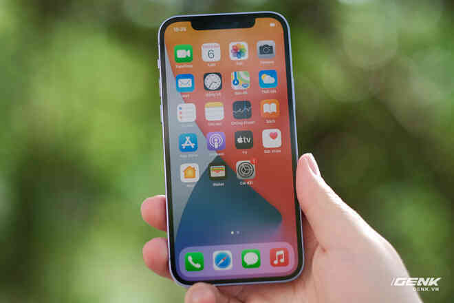 Trên tay iPhone 12 màu tím mộng mơ mới, giá chính hãng 22 triệu đồng, lên kệ trong tháng 6 - Ảnh 8. Trên tay iPhone 12 màu tím mộng mơ mới, giá chính hãng 22 triệu đồng, lên kệ trong tháng 6 - Ảnh 8.