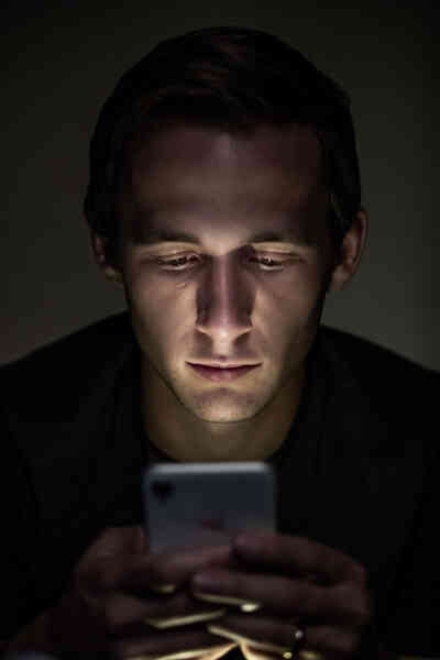 Nghiên cứu mới cho thấy tính năng Night Shift trên iPhone không giúp bạn ngủ ngon hơn - Ảnh 2. Nghiên cứu mới cho thấy tính năng Night Shift trên iPhone không giúp bạn ngủ ngon hơn - Ảnh 2.