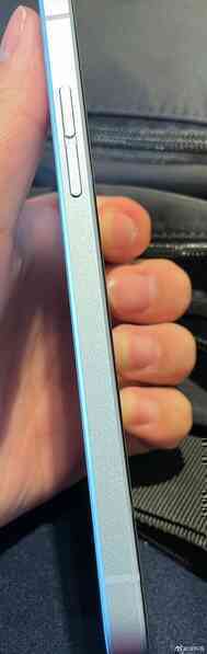 OPPO Reno6 lộ ảnh thực tế với khung viền vuông như iPhone 12 - Ảnh 2. OPPO Reno6 lộ ảnh thực tế với khung viền vuông như iPhone 12 - Ảnh 2.