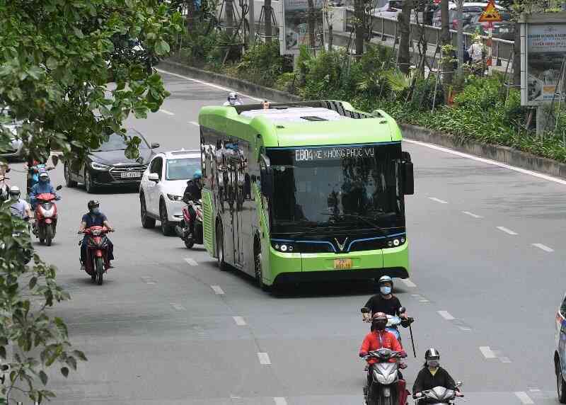 Vinbus thử nghiệm lộ trình trên đường phố thủ đô trước khi chính thức vận hành