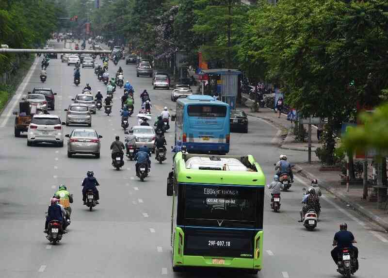 Vinbus thử nghiệm lộ trình trên đường phố thủ đô trước khi chính thức vận hành