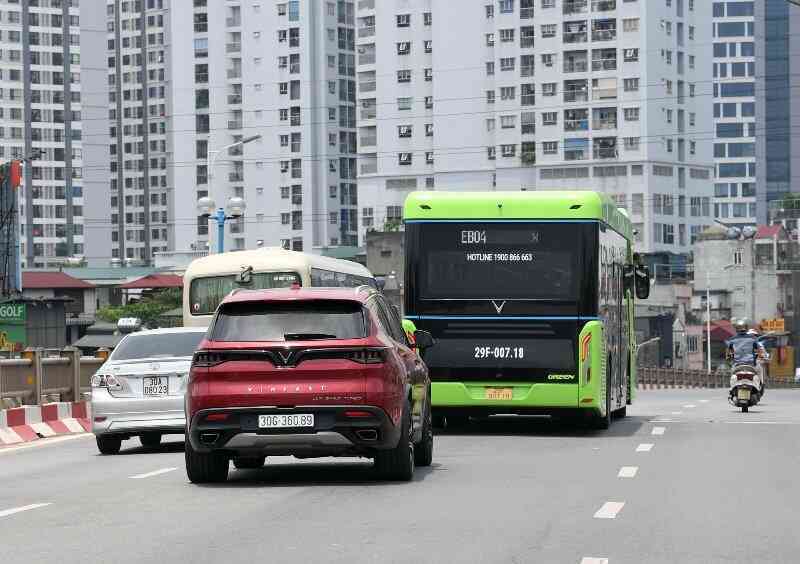 Vinbus thử nghiệm lộ trình trên đường phố thủ đô trước khi chính thức vận hành