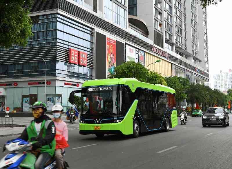 Vinbus thử nghiệm lộ trình trên đường phố thủ đô trước khi chính thức vận hành