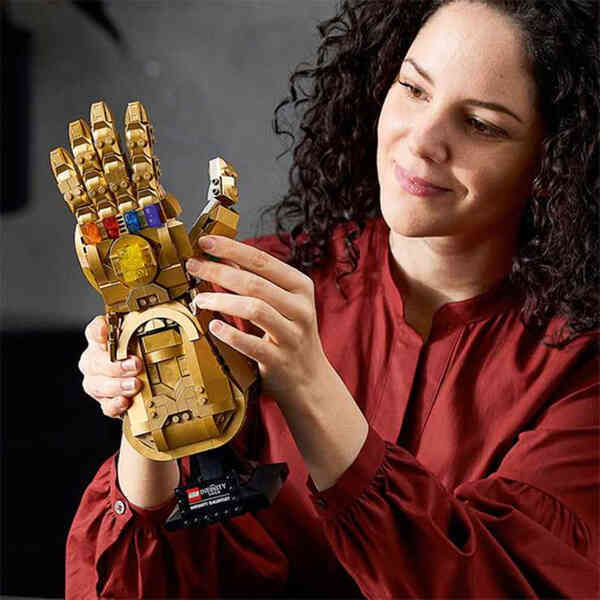 LEGO ra mắt mô hình Găng vô cực gồm 590 miếng ghép, có thể tạo hình búng tay tanh tách như Thanos, giá hơn 1,6 triệu đồng - Ảnh 4. LEGO ra mắt mô hình Găng vô cực gồm 590 miếng ghép, có thể tạo hình búng tay tanh tách như Thanos, giá hơn 1,6 triệu đồng - Ảnh 4.