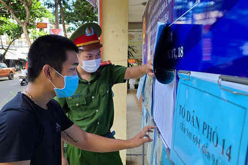 Người dân Đà Nẵng khai báo y tế điện tử trước khi tham gia bầu cử