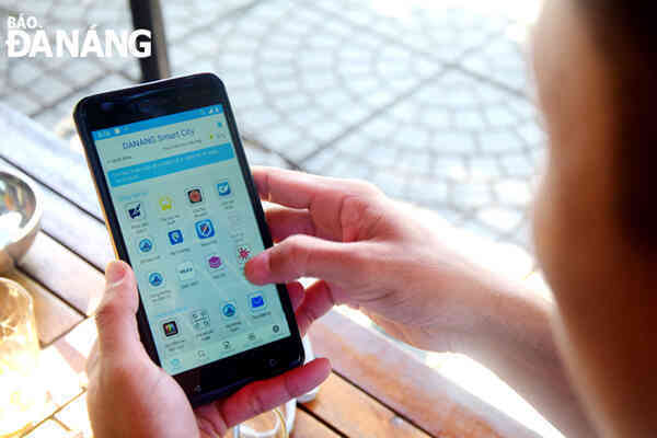 Người dân Đà Nẵng khai báo y tế điện tử trước khi tham gia bầu cử