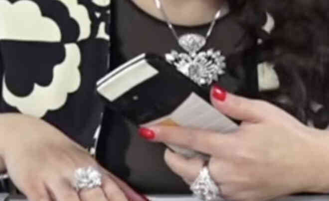 Góc soi: Những chiếc smartphone hàng khủng được bà Nguyễn Phương Hằng sử dụng - Ảnh 7. Góc soi: Những chiếc smartphone hàng khủng được bà Nguyễn Phương Hằng sử dụng - Ảnh 7.