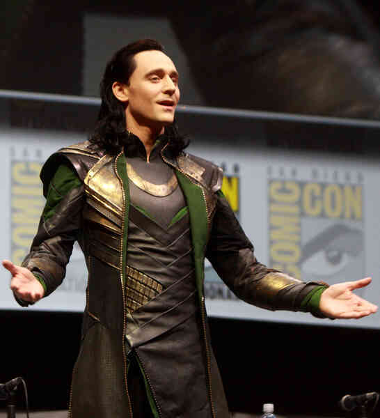 “Loki” Tom Hiddleston mở 1 lớp dạy về Marvel ngay tại phim trường để giúp bạn diễn hiểu MCU rõ hơn, vào vai cho nó chuẩn